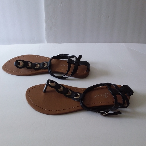 NWOT Fashion Focus Black Sandals with Silver Grommets Size 9 - Picture 3 of 7